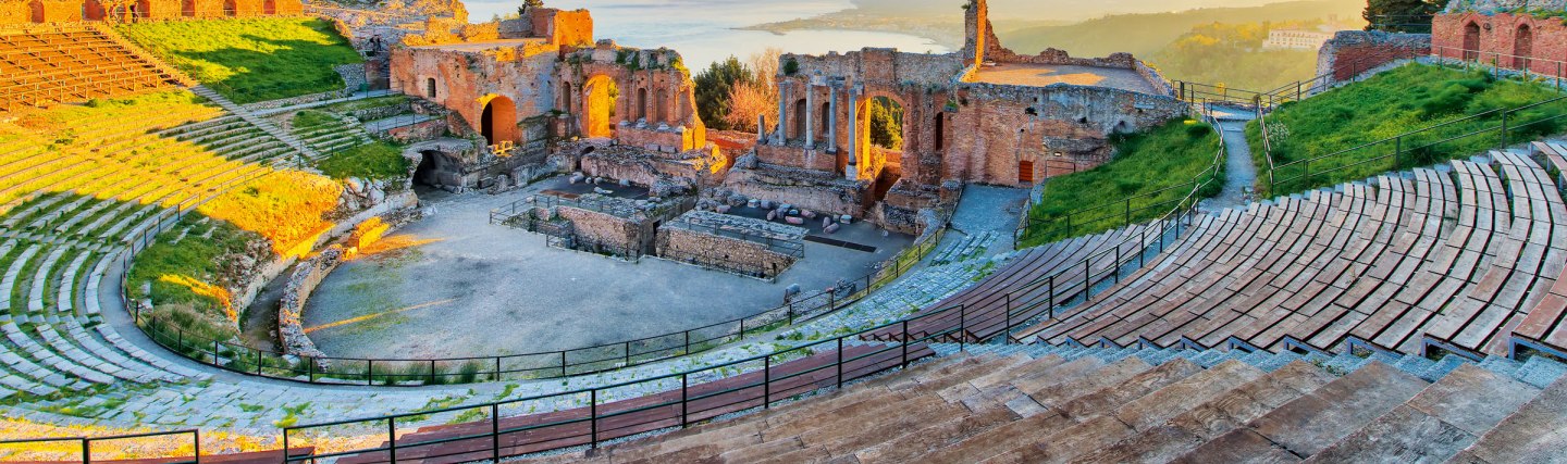 Harmonie von Antike und Landschaft: das Theater von Taormina, Sizilien, © michelangeloop - stock.adobe.com
