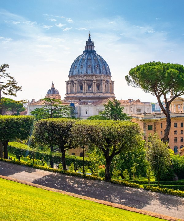 Blick auf den Petersdom aus den Vatikanischen Gärten heraus, Rom, Italien, © art-media-factory – stock.adobe.com