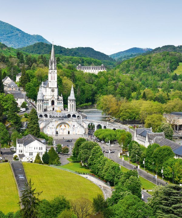 Blick auf den heiligen Bezirk in Lourdes, Frankreich, © Bayerisches Pilgerbüro