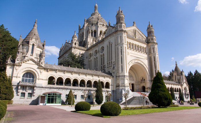 basilika-of-lisieux-copyright-adobestock-oligo