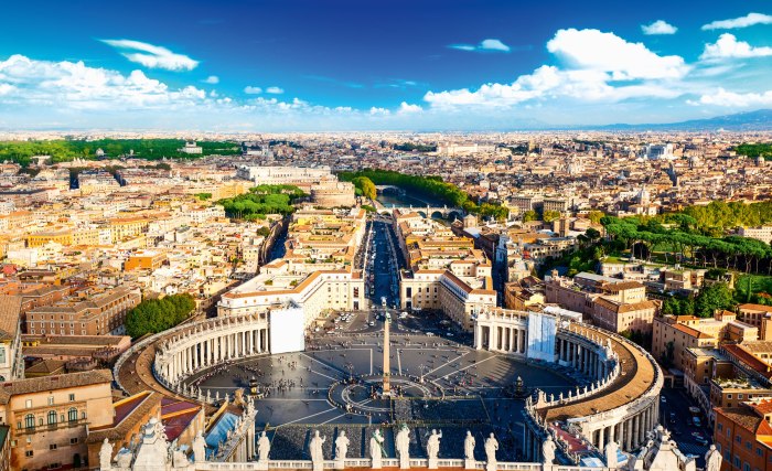 Blick auf den Petersplatz in Rom, Italien, © IakovKalinin-Fotolia.com