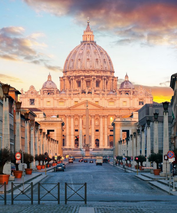 Auf der Via della Conciliazione mit Blick auf den Petersdom in Rom, Italien, © istockphoto.com©TomasSereda