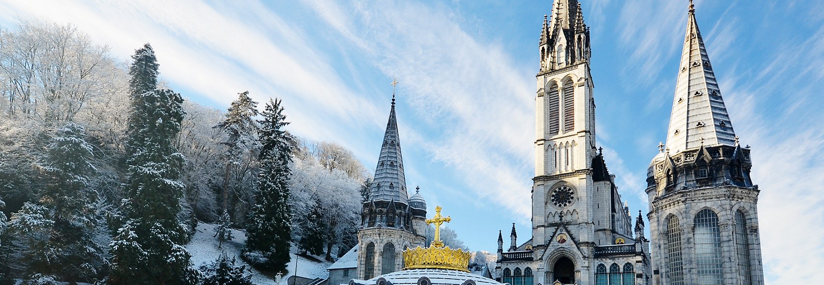 Schneebedeckte Kathedrale in Lourdes im Winter, © Fotolia © Yvann