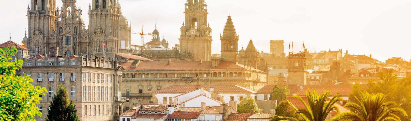 Blick auf die berühmte Kathedrale von Santiago de Compostela, Spanien, © ronnybas – stock.adobe.com