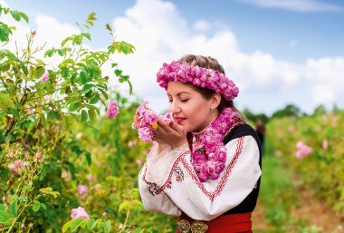Bulgarische Blumenfrau, © nikolay100 - Fotolia.com