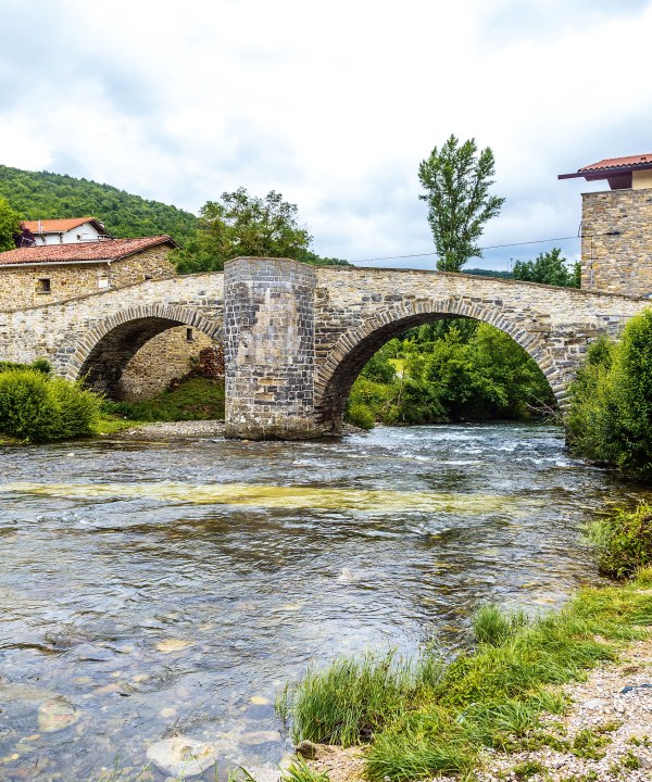 Mittelalterliche Brücke in Zubiri, Jakobsweg, Spanien, © maartenhoek – Fotolia.com