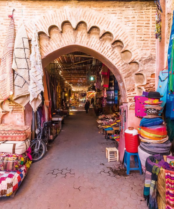 Farbenfroh sind die Gassen der Medina von Marrakesch, Marokko, © Istockphoto.com©balatedorin