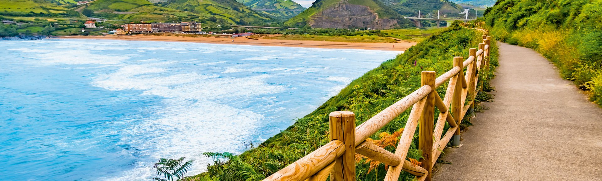 Küstenstraße auf dem Camino del Norte im Baskenland, Spanien, © iStockphoto.com©atmarbom
