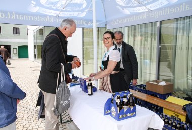 Ausschank des Jubiläumsbiers, © Bayerisches Pilgerbüro