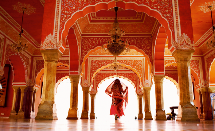 Kühle spenden die Hallen im Fort von Amber, Indien, © iStockphoto.com - redtea