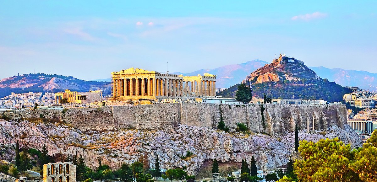 Die Abendsonne taucht die Akropolis in goldenes Licht, Athen, Griechenland, © Istockphoto.com©sborisov