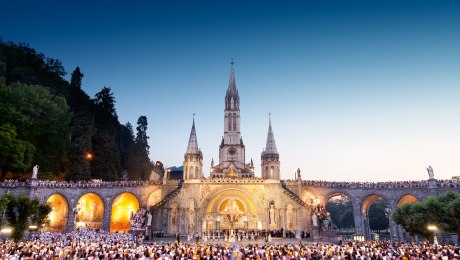 Wundervolle Stimmung bei der Lichterprozession in Lourdes, Frankreich, © OFFICE-DE-TOURISME-DE-LOURDES