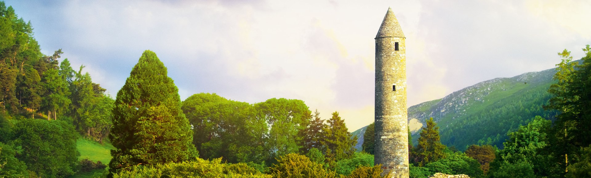 Malerisch eingebettet in den Wicklow Mountains liegt die Klosteranlage Glendalough, Irland, © istockphoto.com - mammuth