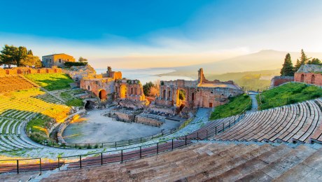 Harmonie von Antike und Landschaft: das Theater von Taormina, Sizilien, © michelangeloop - stock.adobe.com