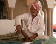 Bauernmarkt in Nizwa mit Fischverkäufer, Oman, © Bayerisches Pilgerbüro