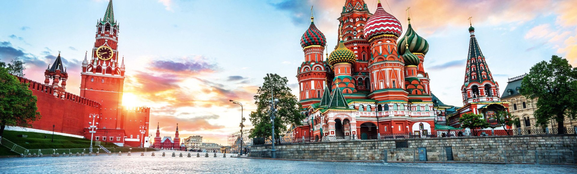 Basilius-Kathedrale und die Spasskaja-Turm in Moskau, Russland, © istockphoto.com©yulenochekk 