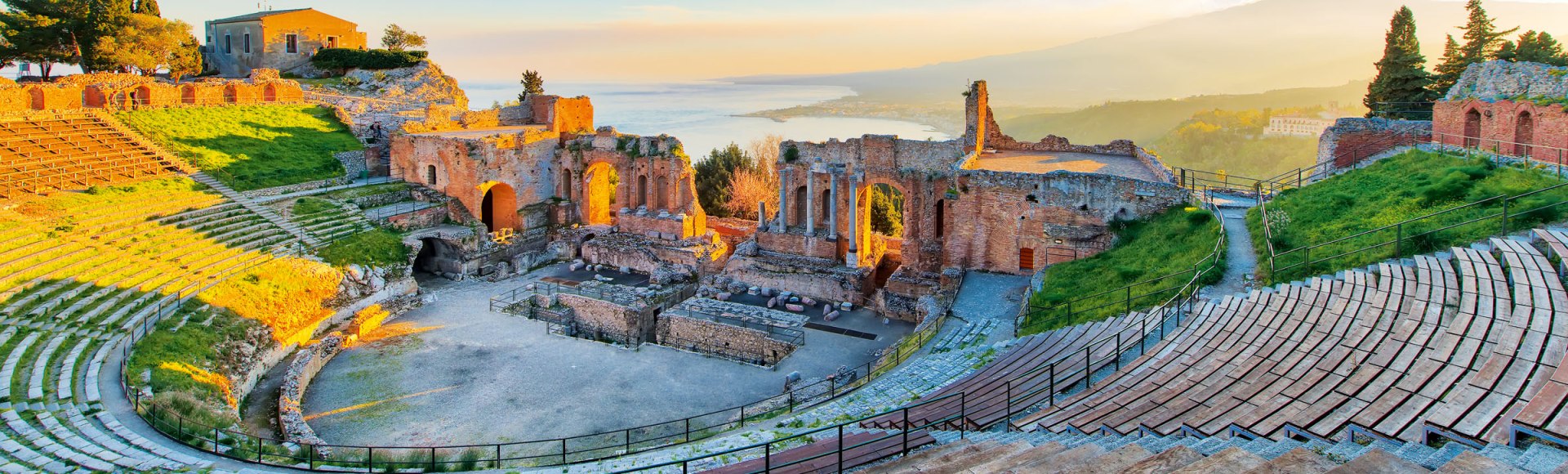 Harmonie von Antike und Landschaft: das Theater von Taormina, Sizilien, © michelangeloop - stock.adobe.com