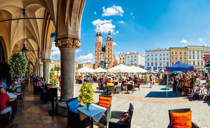 Krakauer Altstadtmarkt mit Blick auf die Marienkirche, Polen, © istockphoto.com©Martin Dimitrov