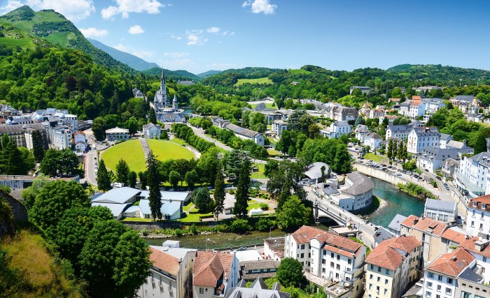 Blick auf Lourdes von der Burg aus, Frankreich, © istockphoto.com©Oks