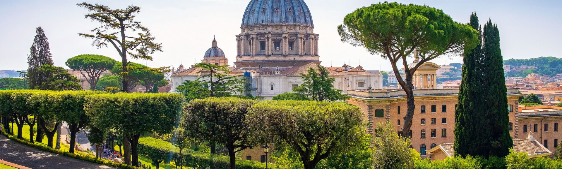 Blick auf den Petersdom aus den Vatikanischen Gärten heraus, Rom, Italien, © art-media-factory – stock.adobe.com