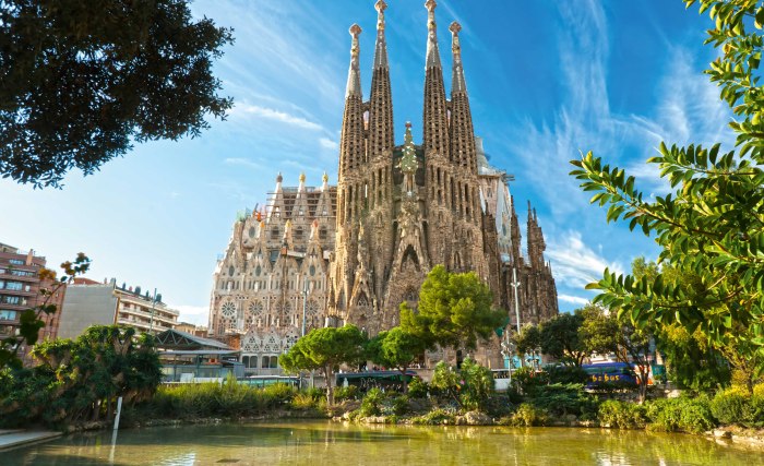 Blick auf die Sagrada Família in Barcelona, Spanien, © masterlu - Fotolia.com