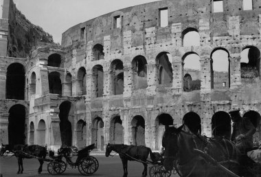 Kolosseum in Rom, im Vordergrund stehen Pferde, Jahr 1955, © Bayerisches Pilgerbüro