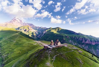 Georgien Dreifaltigkeitskirche Gergeti, © Fotolia DmytroKos
