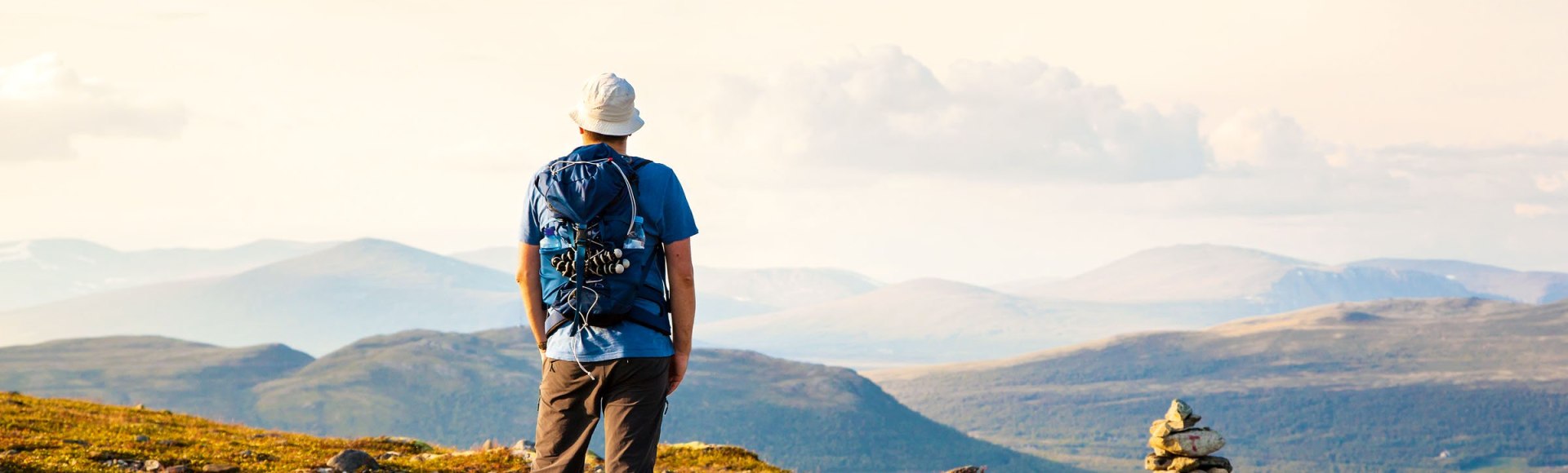 Wanderer auf der Hochgebirgsebene des Dovrefjell, Norwegen, © istockphoto.com©olgamiltsova