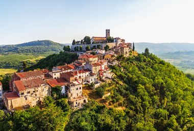 Malerisch liegt die Stadt von Motovun auf einem Hügel im Herzen Istriens, © iStockphoto.com©jasminam