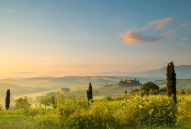 Traumhafte Zypressenlandschaft in der Toskana, © Anyka - Fotolia.com