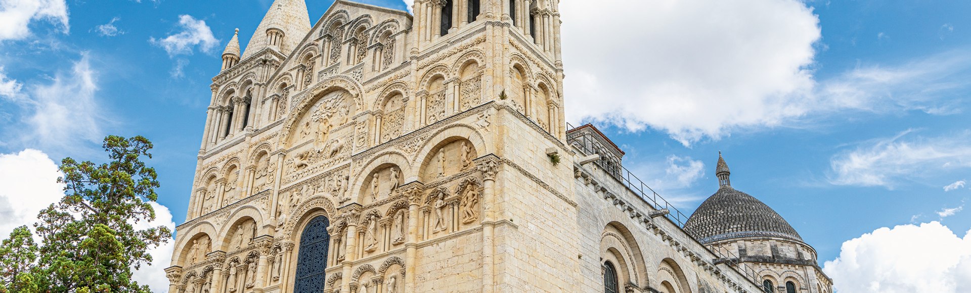 Beeindruckendes Portal der Kathedrale in Angouleme, © Adobe Stock